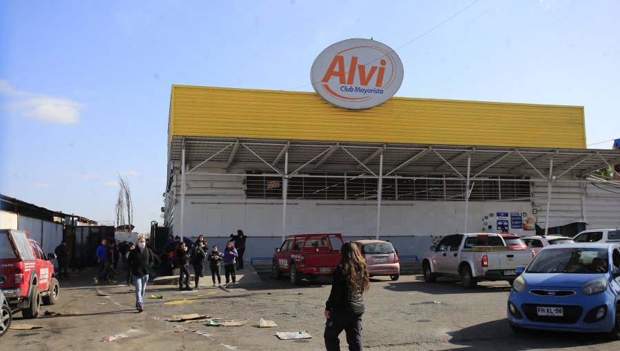 Turba saqueó por segundo día consecutivo un supermercado Alvi en sector Bajos de Mena de Puente Alto