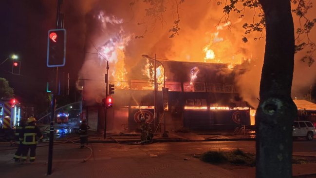 Incendio destruyó un supermercado y una radio local en la comuna de Parral