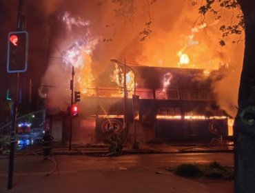 Incendio destruyó un supermercado y una radio local en la comuna de Parral