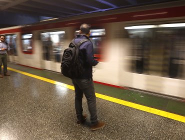 Servicio de la Línea 1 del Metro de Santiago opera parcialmente por presencia de persona en la vía