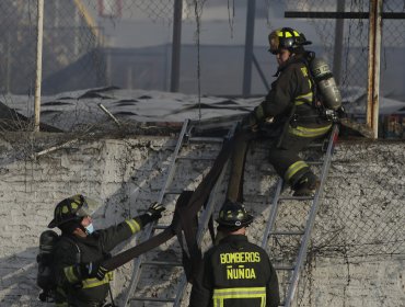 Dos bomberos resultaron electrocutados mientras combatían incendio en local comercial de Conchalí