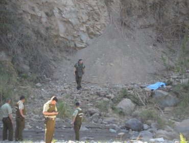 Mujer muere tras caer a la ribera del río Maipo desde 60 metros de altura: presunta pareja fue detenida