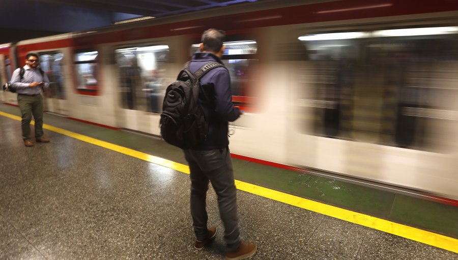 Servicio de la Línea 1 del Metro de Santiago opera parcialmente por presencia de persona en la vía