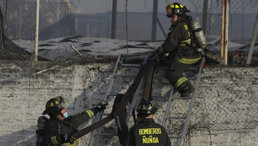 Dos bomberos resultaron electrocutados mientras combatían incendio en local comercial de Conchalí