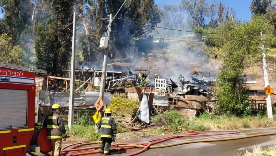 Una casa completamente destruida dejó incendio forestal en sector del cerro Rodelillo de Valparaíso