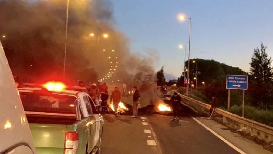 Pescadores encendieron barricadas en Arauco tras prohibición de la Seremi de extraer, vender y consumir moluscos por marea roja