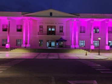 Municipalidad de Limache se iluminó de rosa para concientizar la prevención contra el cáncer de mamas