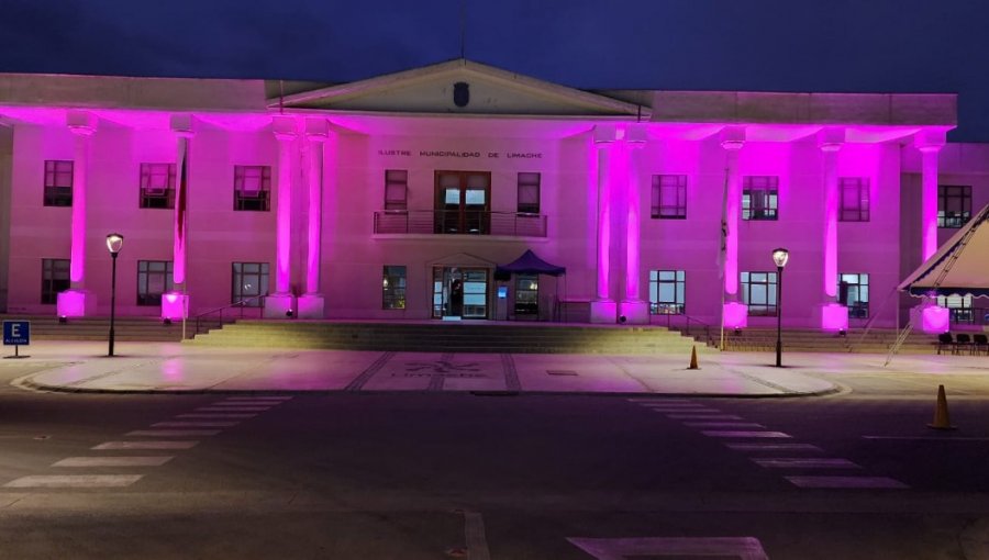 Municipalidad de Limache se iluminó de rosa para concientizar la prevención contra el cáncer de mamas