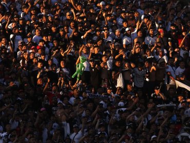 Multitud de hinchas de Colo Colo llegan al Monumental a despedir al cacique antes de partido clave con Coquimbo Unido