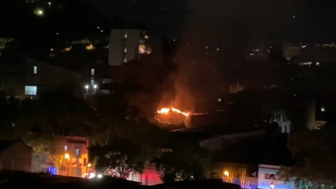 Incendio en discotheque de Barrio Bellavista en plena madrugada obligó a la evacuación de clientes