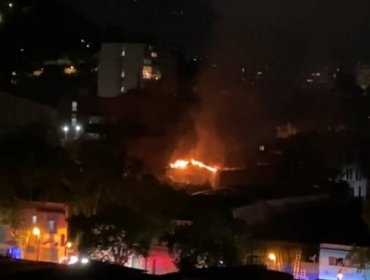 Incendio en discotheque de Barrio Bellavista en plena madrugada obligó a la evacuación de clientes