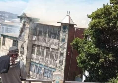 Incendio consume los pisos superiores de una casona en el cerro Alegre de Valparaíso
