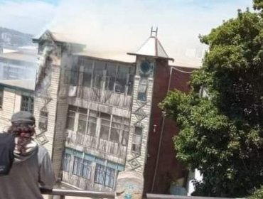 Incendio consume los pisos superiores de una casona en el cerro Alegre de Valparaíso