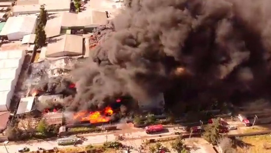 Incendio de grandes proporciones consume bodega en San Bernardo: Municipio pidió cerrar puertas y ventanas por contaminación del aire