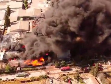Incendio de grandes proporciones consume bodega en San Bernardo: Municipio pidió cerrar puertas y ventanas por contaminación del aire