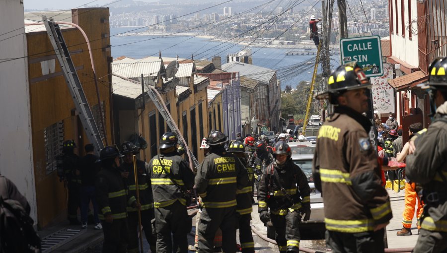 Dos adultos mayores y 30 estudiantes fueron evacuados por incendio que afectó a casona en cerro Alegre de Valparaíso