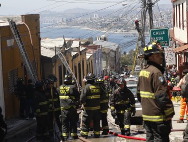 Dos adultos mayores y 30 estudiantes fueron evacuados por incendio que afectó a casona en cerro Alegre de Valparaíso