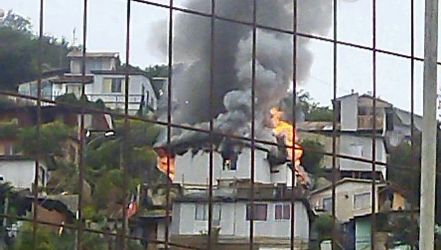 Incendio estructural consume una vivienda particular en el sector de Villa Hermosa de Viña del Mar