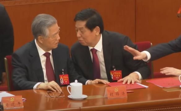 Lo que no se vio del inaudito momento antes de que sacaran al expresidente Hu Jintao del Congreso del Partido Comunista chino