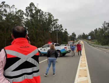Insólita protesta anti-delincuencia en Puchuncaví: Alcalde ordenó cerrar los accesos a la comuna cruzando vehículos municipales