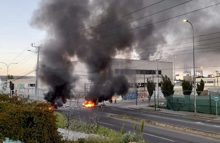 Portuarios de San Antonio instalaron y encendieron barricadas en la Av. Barros Luco en el marco del paro nacional de 48 horas