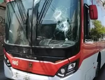 Encapuchados lanzaron molotov a bus que iba con pasajeros en nuevos incidentes en cercanías del Liceo Barros Borgoño