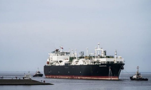 Las decenas de barcos llenos de gas natural licuado que esperan frente a las costas europeas