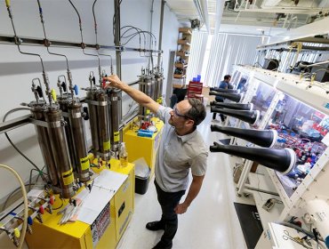 Científicos en EE.UU. descubren un material que se fabrica como un plástico pero conduce la electricidad como un metal