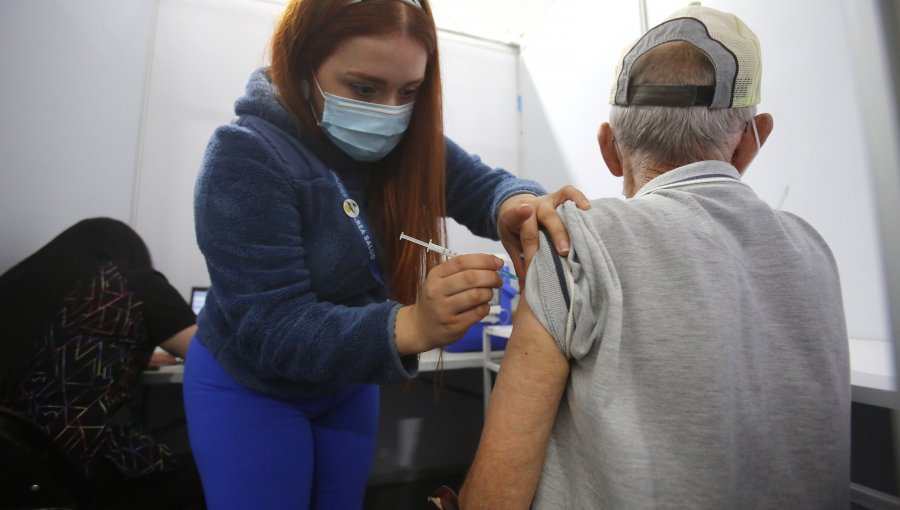 Comienza proceso de vacunación bivalente para personas mayores de 80 años