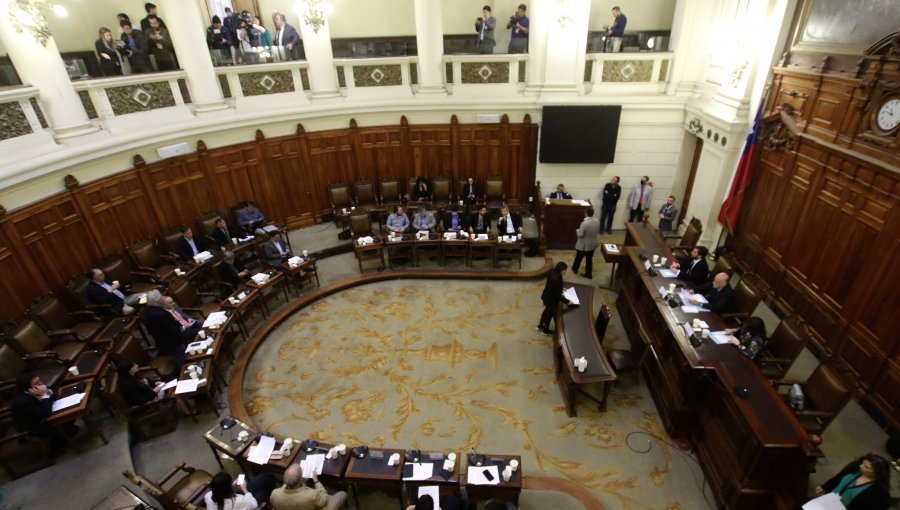 Chile Vamos y DC denuncian que reunión por proceso constituyente fue "suspendida unilateralmente": acusan al oficialismo de "entorpecimiento"
