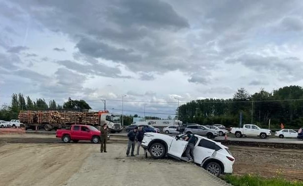 Motorista de carabinero sufrió fractura expuesta tras ser impactado por delincuentes durante persecución en Freire