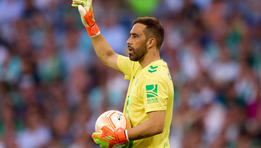 Claudio Bravo fue titular en triunfo que asegura el primer puesto del Betis en su grupo en Europa League