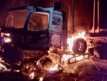 Tres camiones y una grúa fueron quemados tras ataque incendiario protagonizado por ocho delincuentes armados en Mulchén