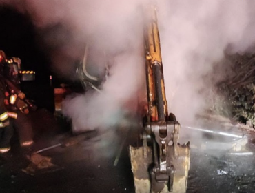 Ataque incendiario destruyó una máquina retroexcavadora en un predio particular de Padre Las Casas