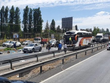 Un herido grave deja choque entre tres vehículos en ruta 5 sur a la altura del Buin Zoo: se registra alta congestión