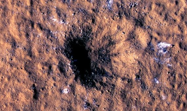 "Del tamaño de 2 cuadras": El cráter nuevo más grande jamás documentado en el sistema solar