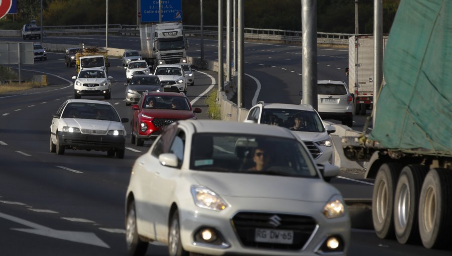 Más de 132 mil vehículos han salido de la región Metropolitana por el fin de semana largo: la vía más utilizada es la ruta 5 Sur