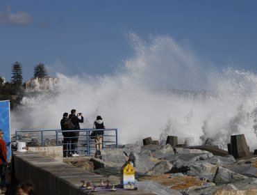 Personal de la Armada rescató a bañista en peligro de inmersión en playa de Viña del Mar: zona tiene aviso de marejadas