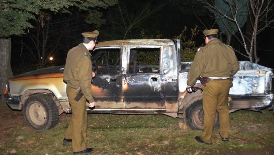 Cuatro delincuentes encapuchados roban e incendian camioneta de trabajadores en ruta de Curacautín