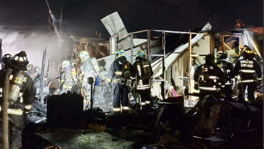 19 personas resultaron damnificadas por incendio que destruyó tres viviendas en el campamento Violeta Parra de Cerro Navia