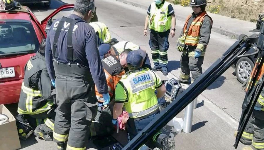 Hombre de 72 años perdió la vida tras chocar su automóvil contra un poste en Viña del Mar: habría sufrido un paro cardiorrespiratorio