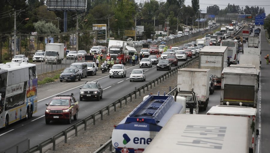 Cuatro personas han fallecido en accidentes de tránsito durante el fin de semana largo: 315 mil autos han salido de Santiago