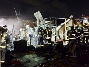 19 personas resultaron damnificadas por incendio que destruyó tres viviendas en el campamento Violeta Parra de Cerro Navia