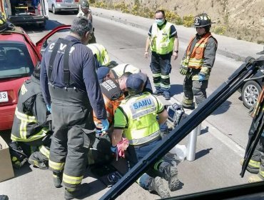 Hombre de 72 años perdió la vida tras chocar su automóvil contra un poste en Viña del Mar: habría sufrido un paro cardiorrespiratorio