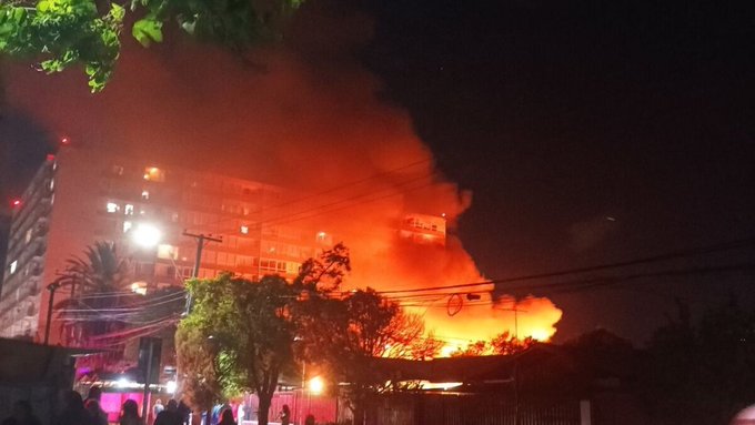 Voraz incendio consumió una fábrica y una casa en La Cisterna