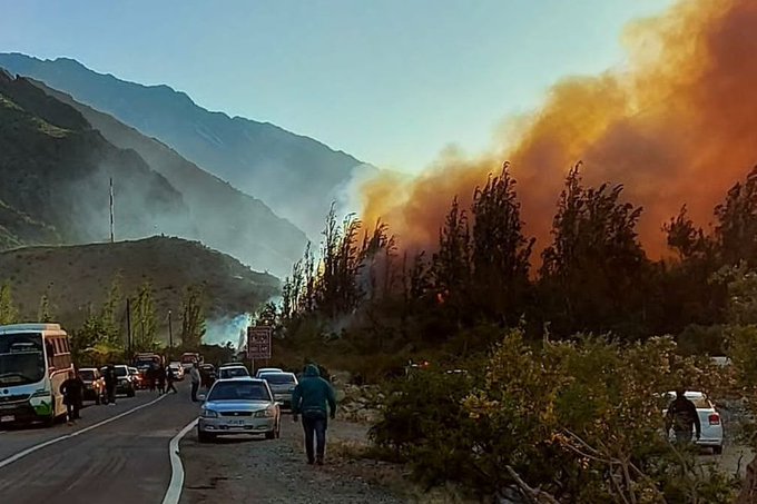 Dantesco incendio en Monte Patria ya arrasa con al menos 30 viviendas: Se decretó Alerta Roja