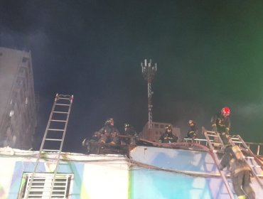 Una mujer fallecida, dos bomberos lesionados y al menos 7 casas quemadas en violento incendio en Santiago Centro