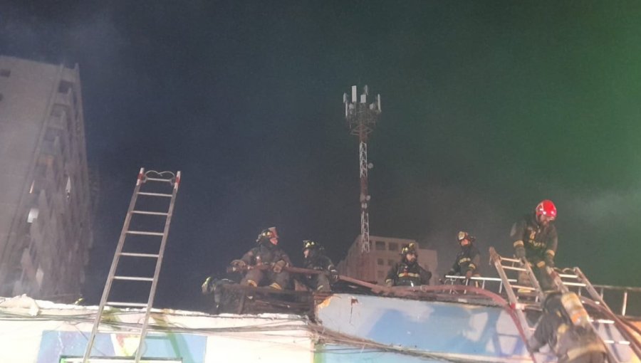 Una mujer fallecida, dos bomberos lesionados y al menos 7 casas quemadas en violento incendio en Santiago Centro