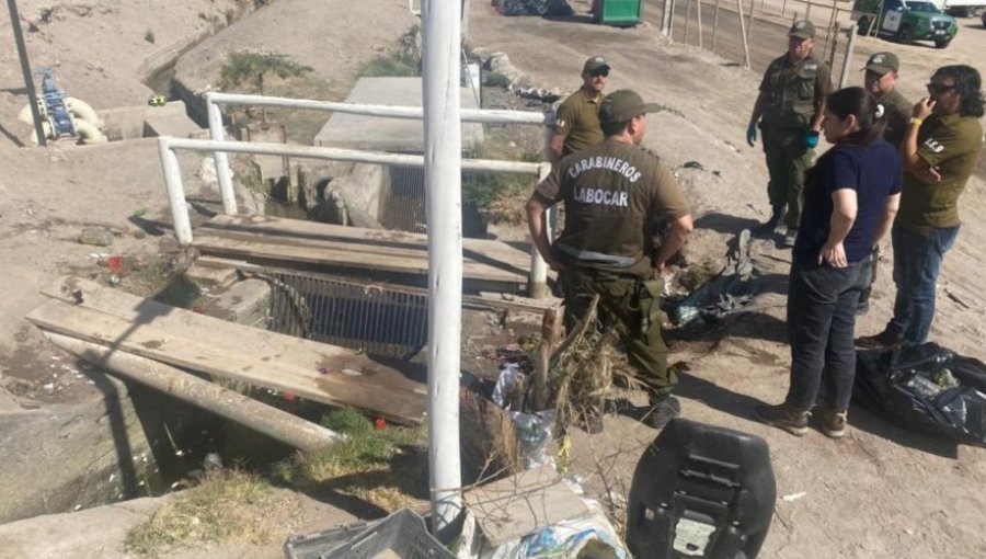 Investigan presunto homicidio tras hallazgo de cadáver en canal de regadío en Arica: cuerpo presentaba heridas cortopunzantes