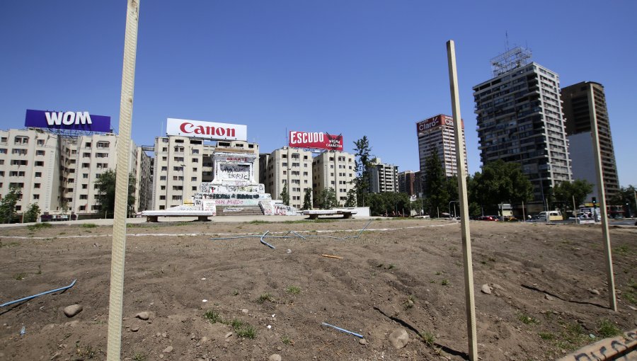 Instalan cierre perimetral en plaza Baquedano para iniciar obras de remodelación